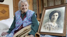 Cụ bà Emma Morano bên bức vẽ mình hồi còn trẻ 