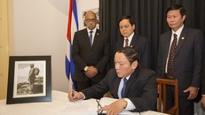 Bí thư Tỉnh ủy Quảng Trị Nguyễn Văn Hùng viết sổ tang tưởng nhớ lãnh tụ Fidel Castro tại Đại sứ quán Cuba ở Hà Nội trưa 29/11