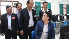 Ông Đinh Văn Thu (đứng đầu) thăm hỏi, động viên các thí sinh trước khi bước vào cuộc thi.