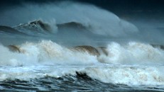 Chiều 30/11, vùng biển Quảng Ngãi xuất hiện gió to, sóng lớn cao từ 2 đến 3 m. 