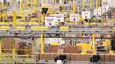 Kho hàng của Amazon.com, trang bán lẻ trực tuyến hàng đầu nước Mỹ trở nên bận rộn trong ngày Cyber Monday 28/11. Ảnh: Reuters.