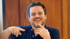 Ông Nicholas Simon.