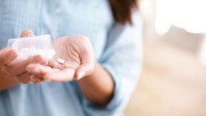 Dùng aspirin liều thấp hằng ngày có thể giúp ngăn ngừa cơn đau tim, đột quỵ và một vài dạng ung thư Ảnh: READER’S DIGEST