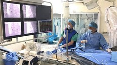 Các bác sĩ tìm ổ gây cơn nhịp tim nhanh cho bệnh nhi. 