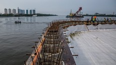 Đoạn đê biển đang được thi công ở Muara Baru. Ảnh: Guardian.