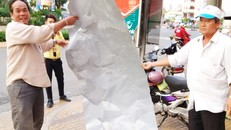 Tấm tôn dài gần 3 m bay xuống đường ở Sóc Trăng, suýt cứa vào cổ hai mẹ con đang đi xe máy. 