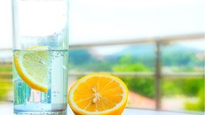 Nước chanh là đồ uống buổi sáng sẽ giúp cơ thể loại bỏ độc tố dễ dàng. Ảnh: Boldsky.