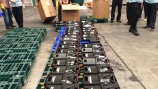 Lực lượng chức năng phát hiện lô súng vận chuyển qua đường hàng không. Ảnh: Hải quan TP.HCM cung cấp.