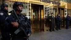 Những diễn biến quan trọng nhất của chính trường Mỹ thời gian gần đây đều diễn ra tại Trump Tower, nơi tổng thống tân cử đang ở và hàng ngày gặp gỡ các ứng viên cho nội các sắp tới của ông. Ảnh: Reuters.