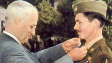 Tổng thống Mỹ Harry S. Truman trao huân chương danh dự cho Desmond Doss. Ảnh: Slate.fr