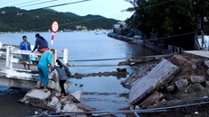 Cầu Vĩnh Hy sập làm căt đứt giao thông của gần 350 hộ dân. 