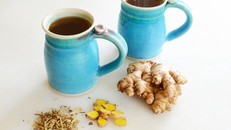 Hãy bổ sung ngay một cốc trà gừng cam thảo nóng cho mùa lạnh. Ảnh: Elanaspantry .