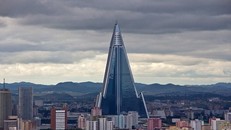 Khách sạn Ryugyong có kiến trúc kim tự tháp nổi bật giữa thủ đô Bình Nhưỡng của Triều Tiên. Ảnh: Getty.