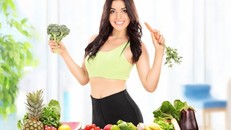 Nhiều phụ nữ tin rằng, ăn nhiều rau, củ, quả sẽ trẻ lâu. Nhưng bác sĩ dinh dưỡng khẳng định, ăn nhiều rau củ quả sẽ đẹp da, nhưng trên nền tảng cơ thể phải đủ chất dinh dưỡng cần thiết.