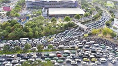 Cửa ngõ sân bay Tân Sơn Nhất luôn ùn tắc trong giờ cao điểm. 