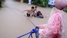 Các thanh niên địa phương hỗ trợ đưa cô và trò Trường Mẫu giáo An Hiệp (thôn Mỹ Phú 2) ra khỏi nơi bị ngập.