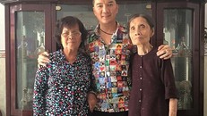 Đàm Vĩnh Hưng bên mẹ ruột (trái) và mẹ cả. Ảnh: FBNV.