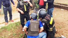 Cảnh sát quật ngã Trần Trung Hùng. Ảnh: Tiền Phong.