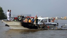 Tàu cánh ngầm chở 92 người bị cháy trên sông Sài Gòn năm 2014.