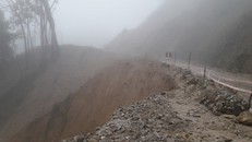 Hàng ngàn tấn đất đá đổ xuống đường khiến giao thông tê liệt