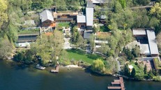 Gates đã mất 7 năm để hoàn thành dinh thự “Xanadu 2.0” tại Medina, Washington. Với diện tích 6.100 m2, mọi ngóc ngách của nơi đây được trang bị với những công nghệ tiên tiến nhất. 