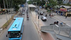 Ôtô đi vào làn xe buýt nhanh bị phạt 800.000 đồng