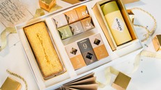 Một bộ quà tặng có bánh phủ vàng thật tại cửa hàng trên đường Lê Thánh Tôn, quận 1, TP HCM.