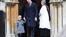 Hoàng tử George cùng bố mẹ và em gái tới nhà thờ ở làng Bucklebury, hạt Berkshire hôm 25/12.