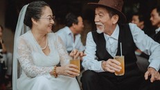 Cộng đồng mạng đang truyền tay nhau bộ ảnh cưới lãng mạn của vợ chồng nghệ sĩ Mai Ngọc Căn - Tống Thị Thanh Sơn với tên gọi Thời đại thay đổi, tình yêu có đổi thay. 