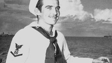 Robert J. Canavan sau khi trải qua cuộc chiến sinh tồn. Ảnh: USCG.