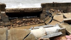 Triều cường xâm thực, tàn phá bờ kè ven biển Sa Huỳnh. 