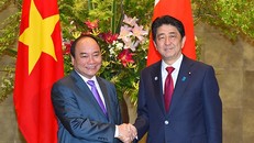 Thủ tướng Nguyễn Xuân Phúc gặp Thủ tướng Shinzo Abe gặp nhau trong chuyến thăm Nhật của Thủ tướng Phúc hồi tháng 5/2016. Ảnh: VOV.