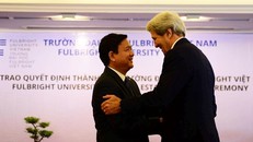 Ngoại trưởng Mỹ John Kerry trò chuyện thân mật cùng Bí thư Thành ủy TP.HCM Đinh La Thăng trong buổi lễ trao giấy phép thành lập cho Đại học Fulbright Việt Nam ngày 25/5. 