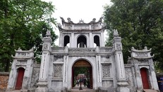 Nhiều hạng mục xuống cấp nghiêm trọng chưa được quét vôi chống rêu. 