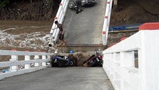 3 xe máy gặp nạn khi sà lan chở cát đứt dây neo tông sập cầu Cái Trăng.