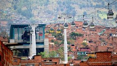 Hệ thống cáp treo Caracas Metrocable ở Venezuela, kết nối khu dân cư với mạng lưới tàu điện ngầm của thành phố. Ảnh: Architonic. 