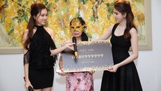 Chủ nhân mới đeo mặt nạ để nhận SIM. 