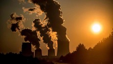 Các nhà khoa học cho rằng hoạt động của con người làm tăng khí thải CO2 khiến trái đất không ngừng nóng lên. Ảnh: Guardian.