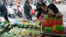 Sắm Tết ở 'chợ nhà giàu' giữa phố cổ Hà Nội