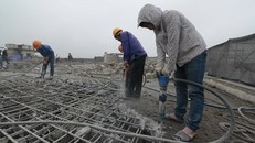 Công nhân tháo dỡ tòa nhà 8B Lê Trực. 