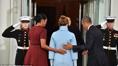 Vợ chồng ông Obama cùng đón bà Melania. Ảnh: AP. 