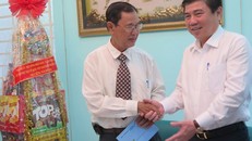 Tiến sĩ Hồ Hữu Nhựt, bắt tay Chủ tịch UBND TP. 