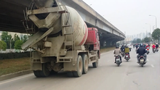 Hơn 100 xe tải bị Sở GTVT Hà Nội tước phù hiệu trong đợt này. 