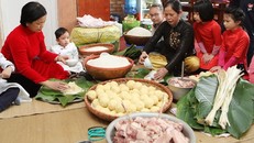 Đại gia đình cùng gói bánh chưng trước Tết. 
