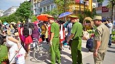 Lực lượng chức năng làm nhiệm vụ tại đường hoa Nguyễn Huệ.