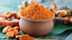 Bột nghệ vừa là gia vị nấu ăn, vừa là loại thuốc kháng viêm hiệu nghiệm. Ảnh: iStock.