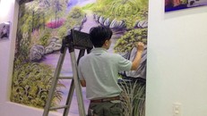 Ông Tuấn đang miệt mài tô vẽ, cố gắng hoàn thiện tác phẩm của mình trước Tết.