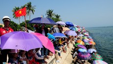 Du khách xem hội đua thuyền mừng xuân mới ở huyện đảo Lý Sơn.