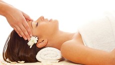 Massage giúp cơ thể thư giãn sau những ngày tết mệt mỏi. Ảnh: mindbodygreen Massage