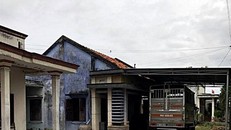 Cửa nhà ông Bé phải đóng chặt vì số lượng người kéo đến nhà "chúc mừng" năm mới đông đúc.